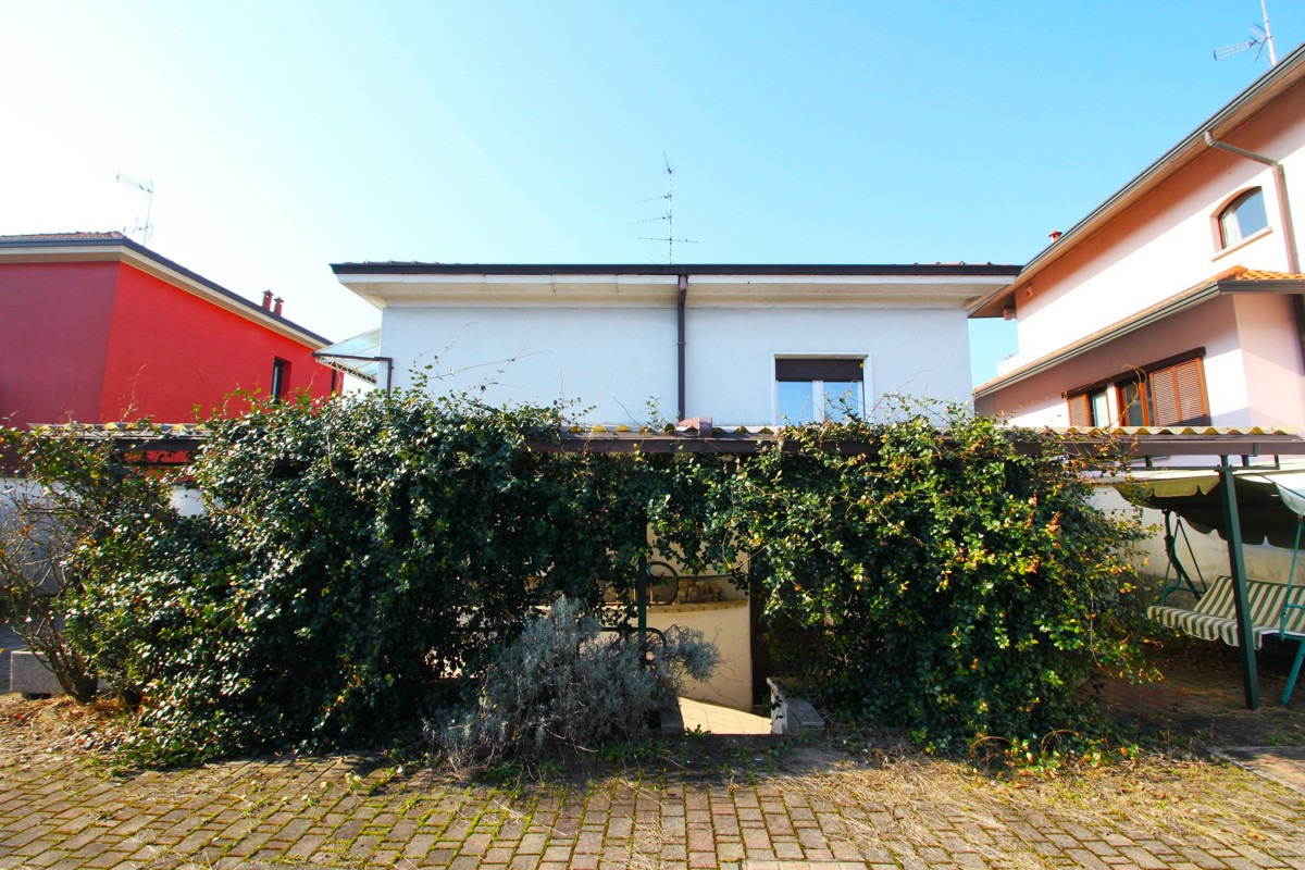 Foto 3 di 29 - Villa in vendita a Legnano