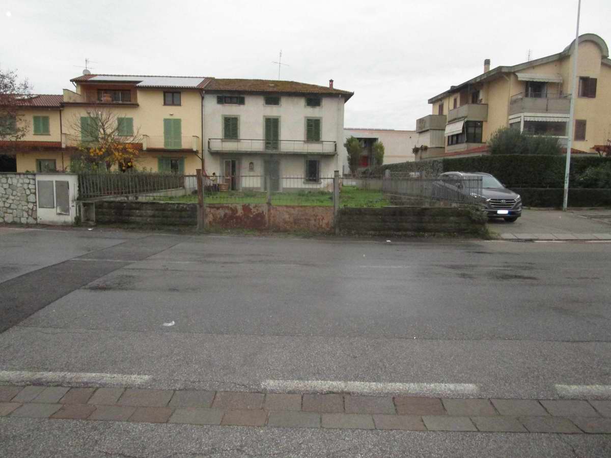 Foto 1 di 37 - Villa in vendita a Prato