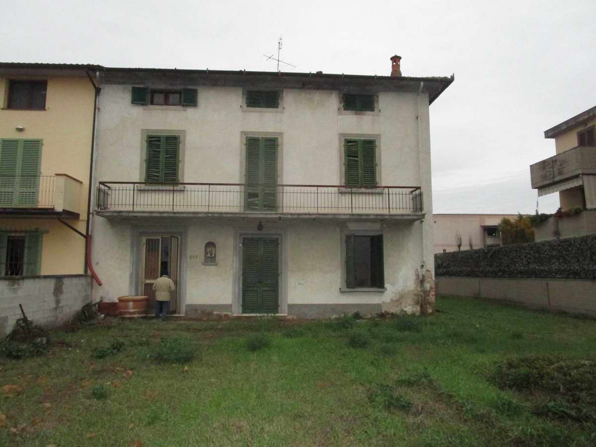 Foto 2 di 37 - Villa in vendita a Prato