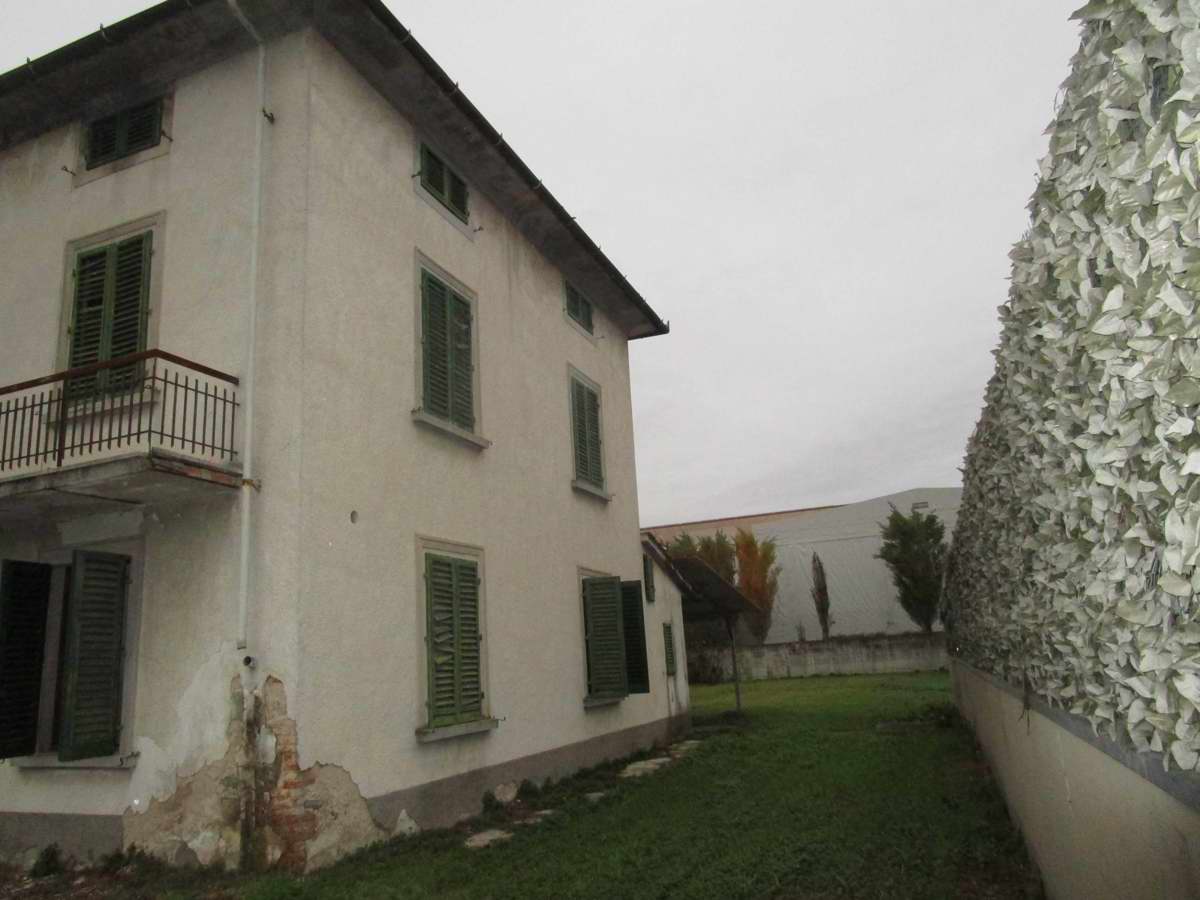 Foto 3 di 37 - Villa in vendita a Prato