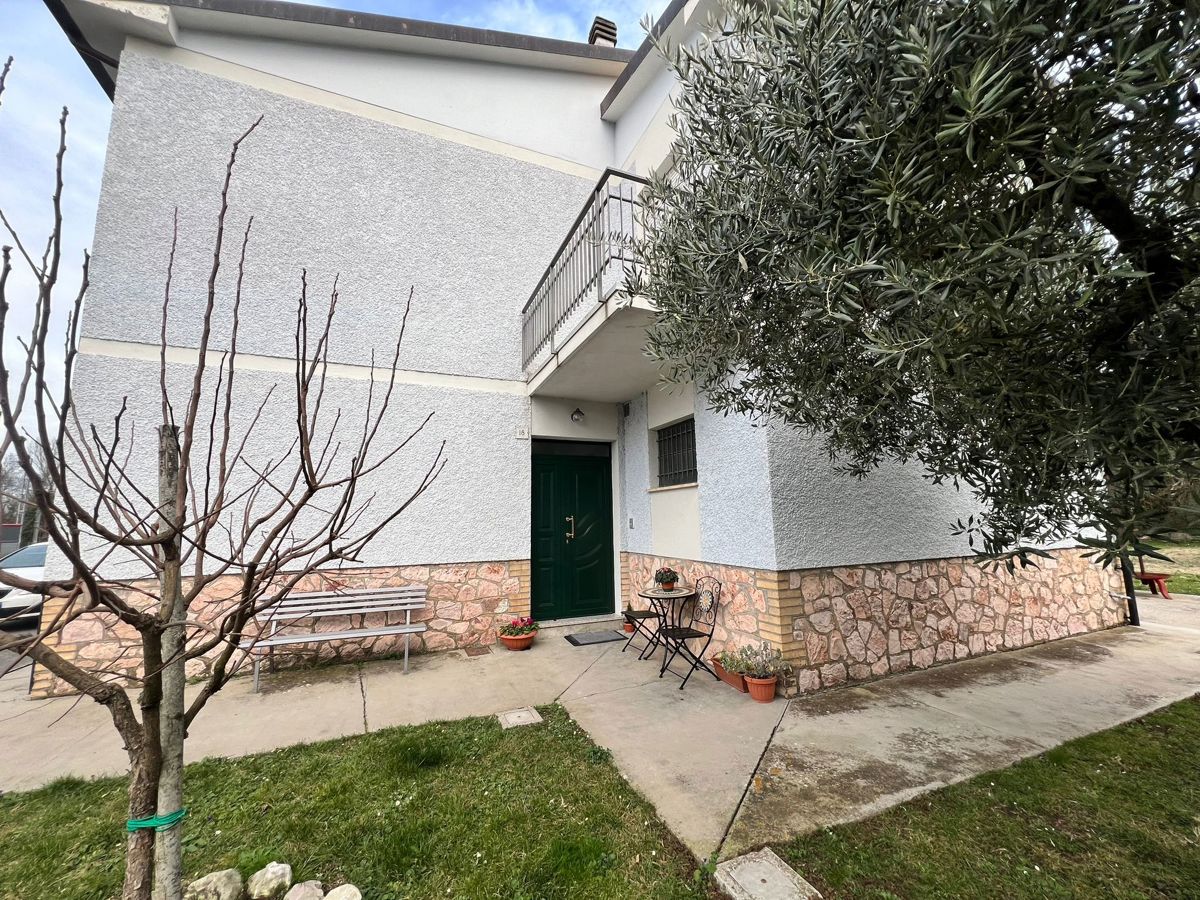 Foto 3 di 43 - Casa indipendente in vendita a Spoleto