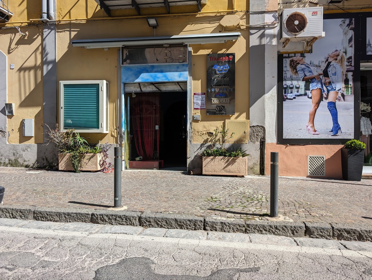 Foto 5 di 7 - Negozio in vendita a Bacoli