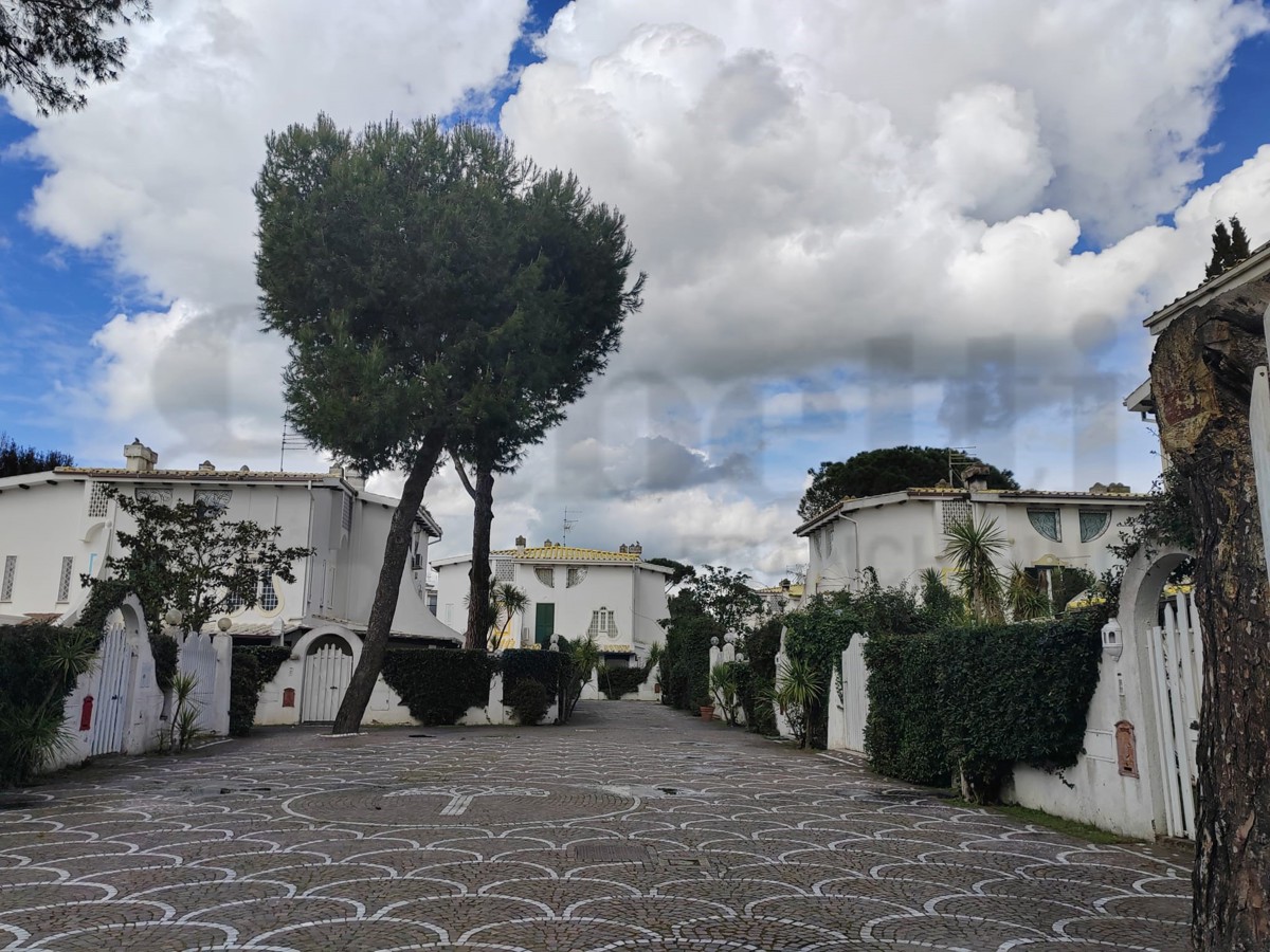 Foto 1 di 27 - Villa in vendita a Fiumicino