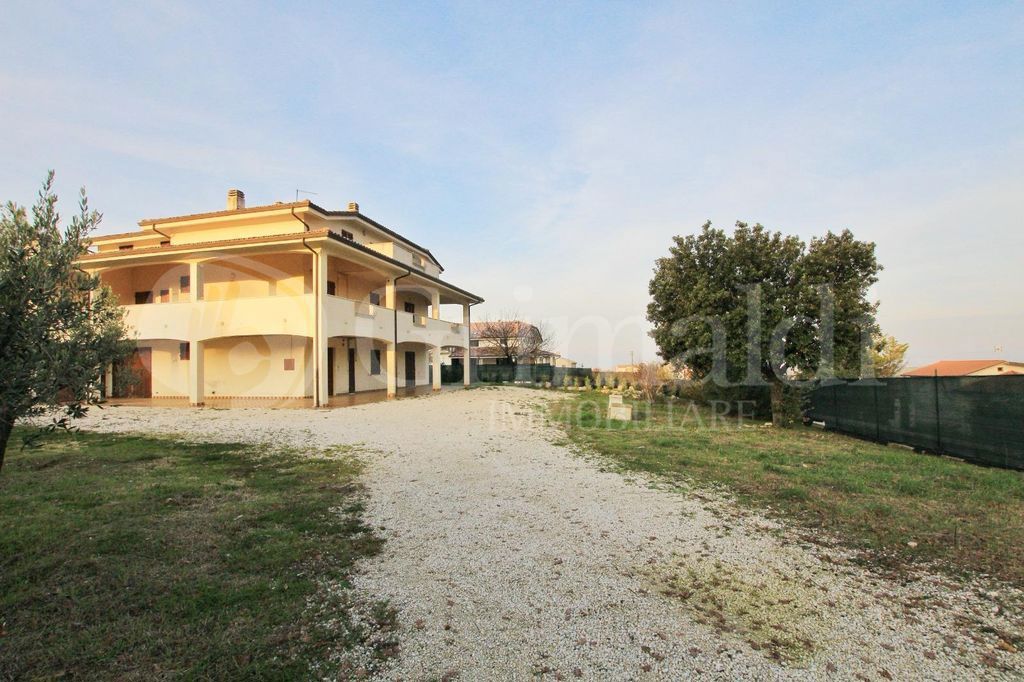 Foto 12 di 40 - Casa indipendente in vendita a Santa Maria Nuova