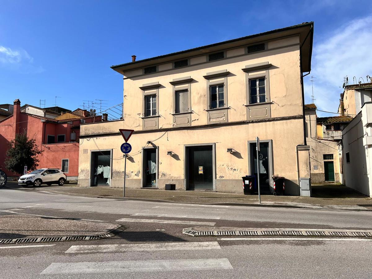 Foto 1 di 18 - Negozio in vendita a Santa Croce sull'Arno