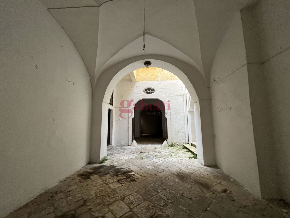 Foto 3 di 42 - Palazzo o stabile in vendita a Lecce