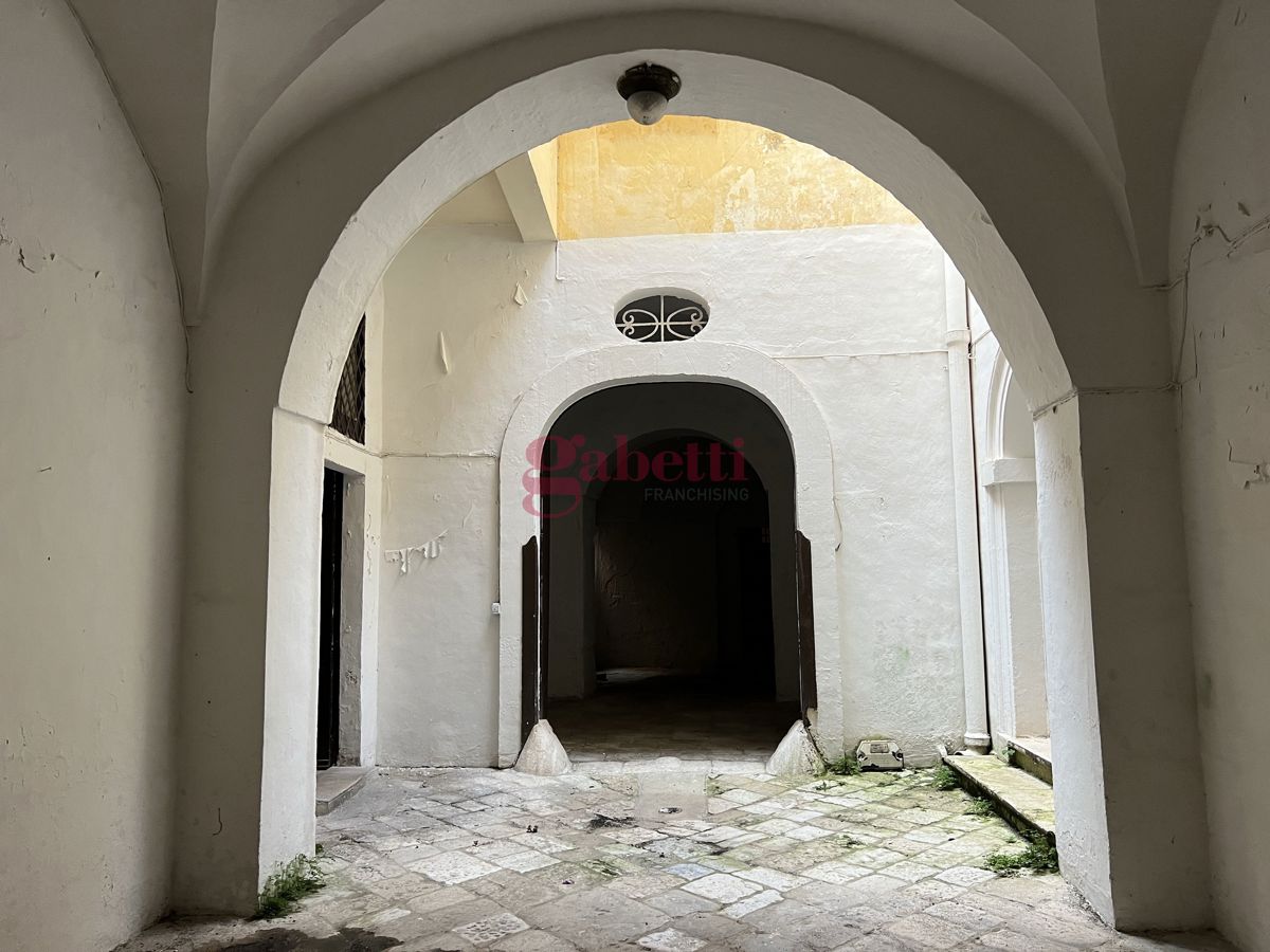 Foto 2 di 42 - Palazzo o stabile in vendita a Lecce