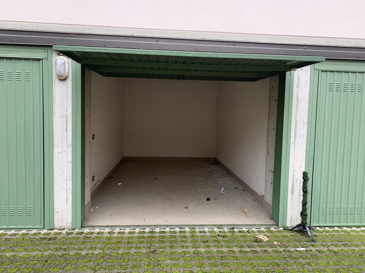 Foto 2 di 2 - Garage in vendita a Reggio Emilia