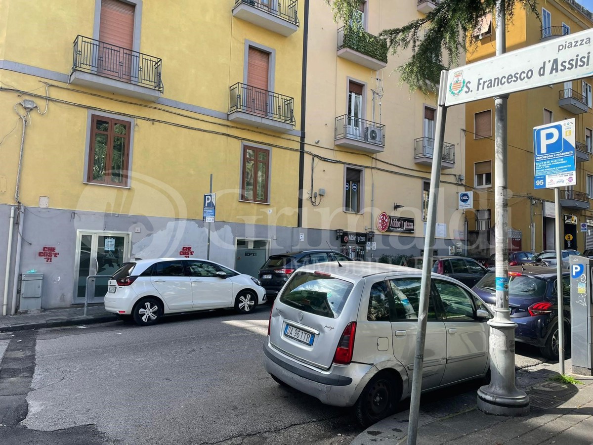 Foto 24 di 28 - Negozio in affitto a Salerno