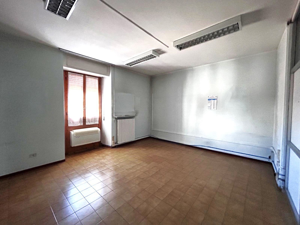 Foto 9 di 14 - Ufficio in vendita a Sannazzaro de' Burgondi