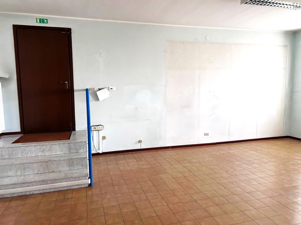 Foto 11 di 14 - Ufficio in vendita a Sannazzaro de' Burgondi