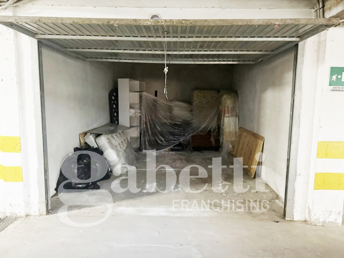 Foto 3 di 5 - Garage in vendita a Olbia