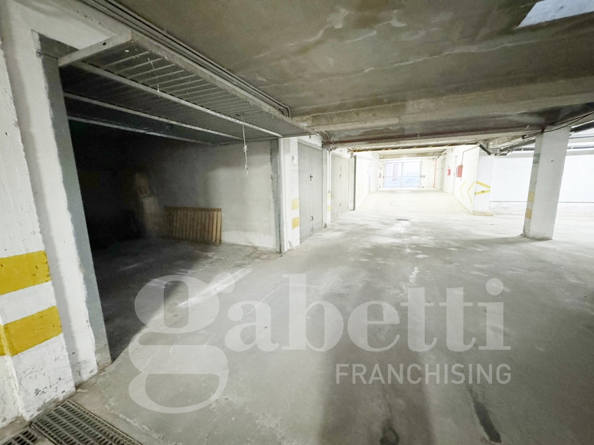 Foto 5 di 5 - Garage in vendita a Olbia