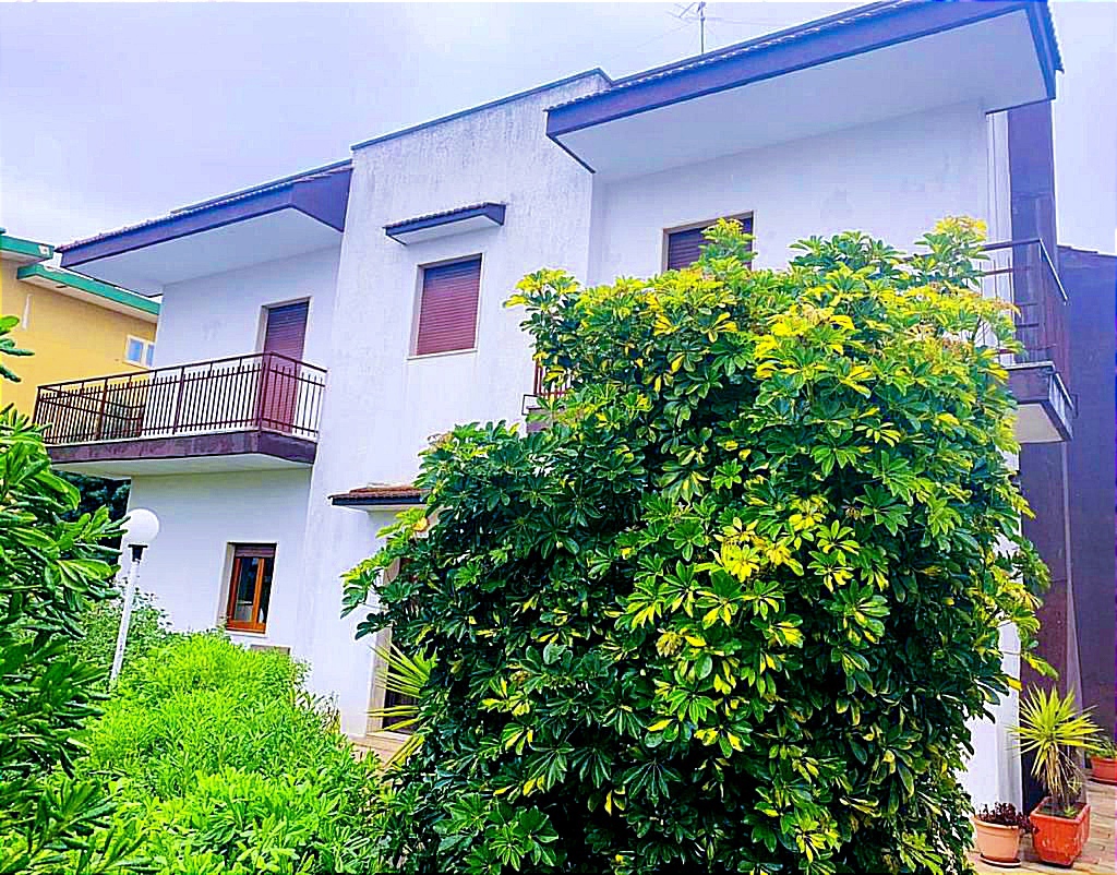 Foto 1 di 14 - Villa in vendita a Taranto