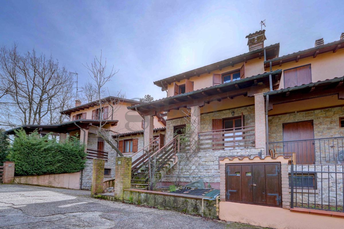 Foto 1 di 12 - Villa a schiera in vendita a Serramazzoni