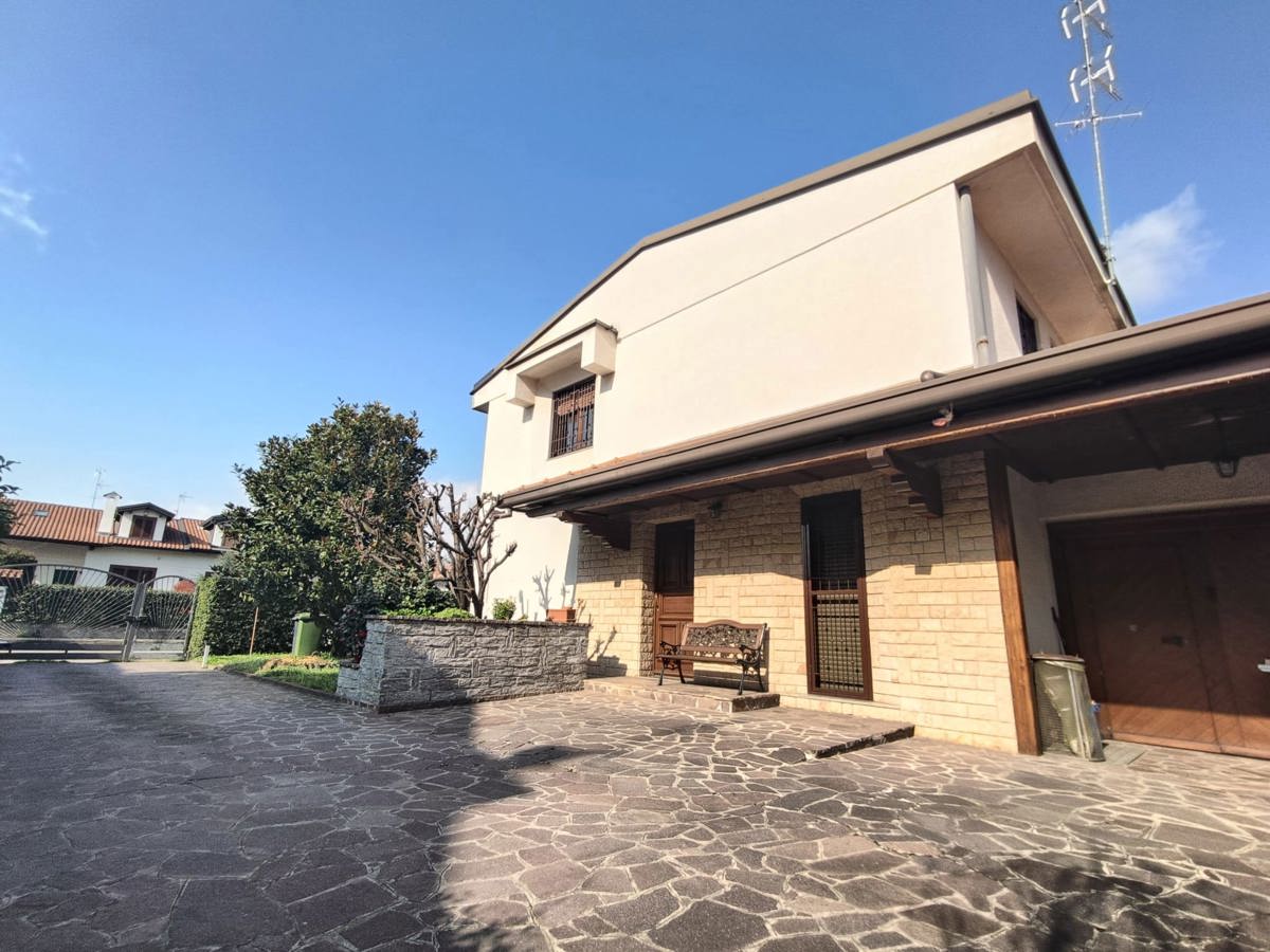 Foto 1 di 33 - Villa a schiera in vendita a Parabiago