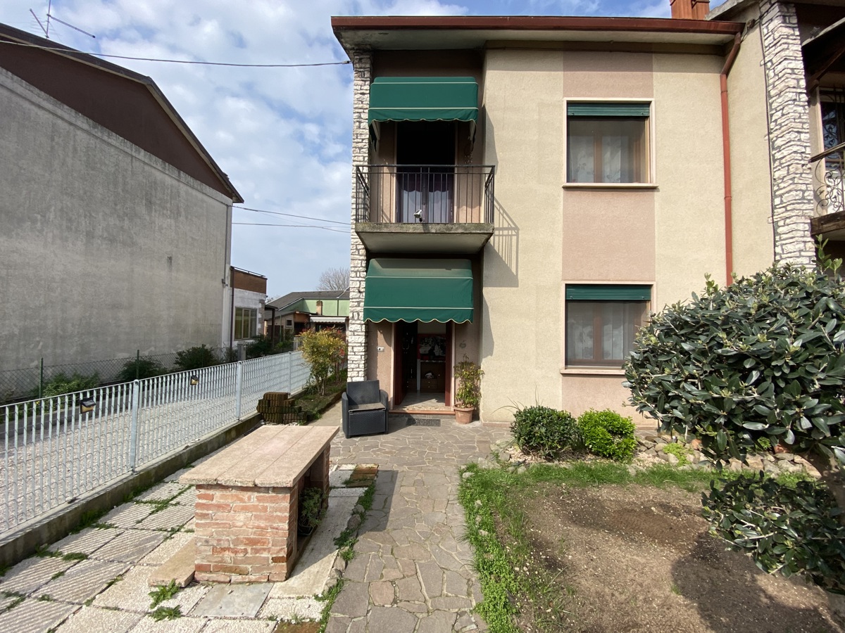 Foto 1 di 22 - Casa indipendente in vendita a Poiana Maggiore