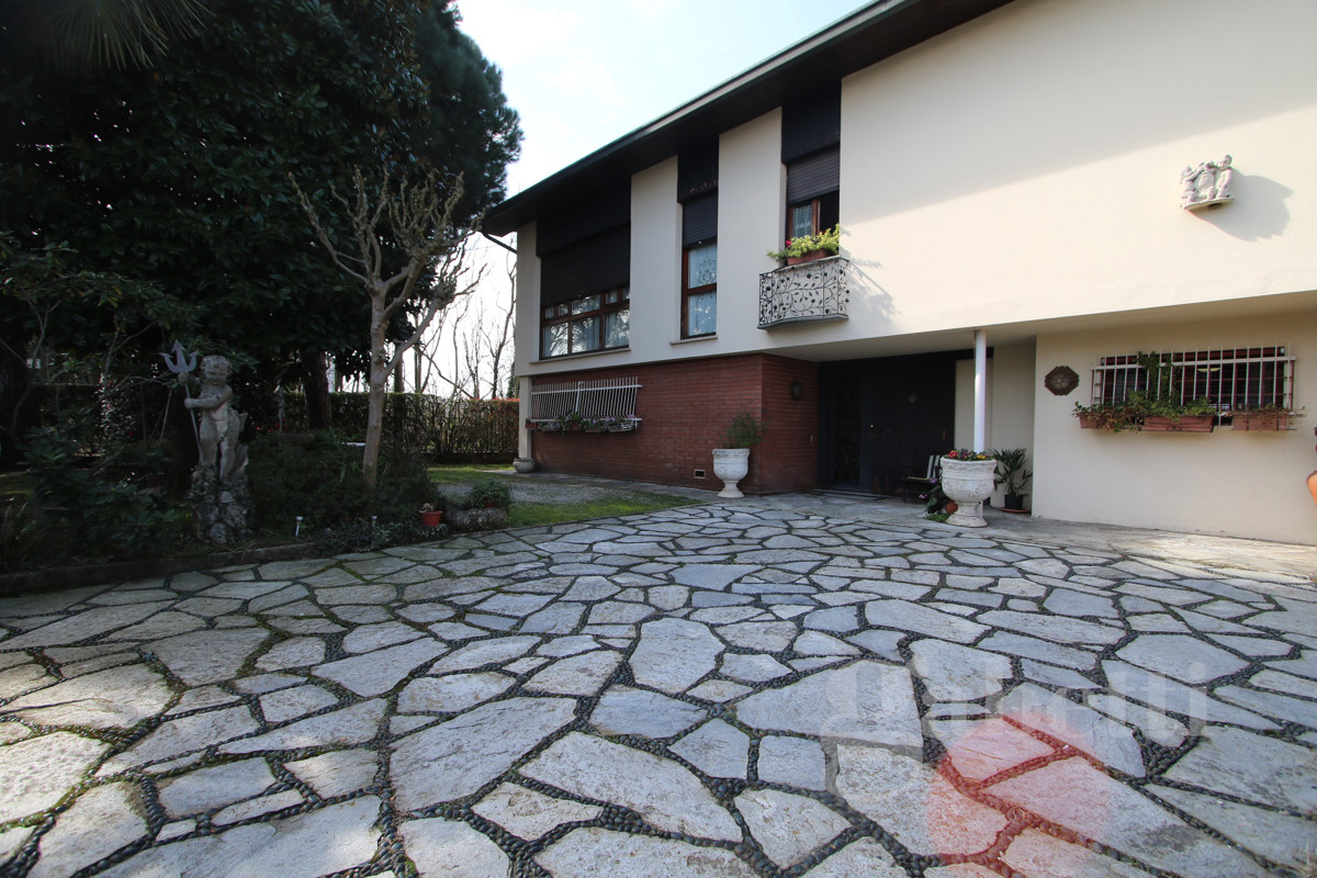 Foto 3 di 34 - Villa in vendita a Busto Arsizio