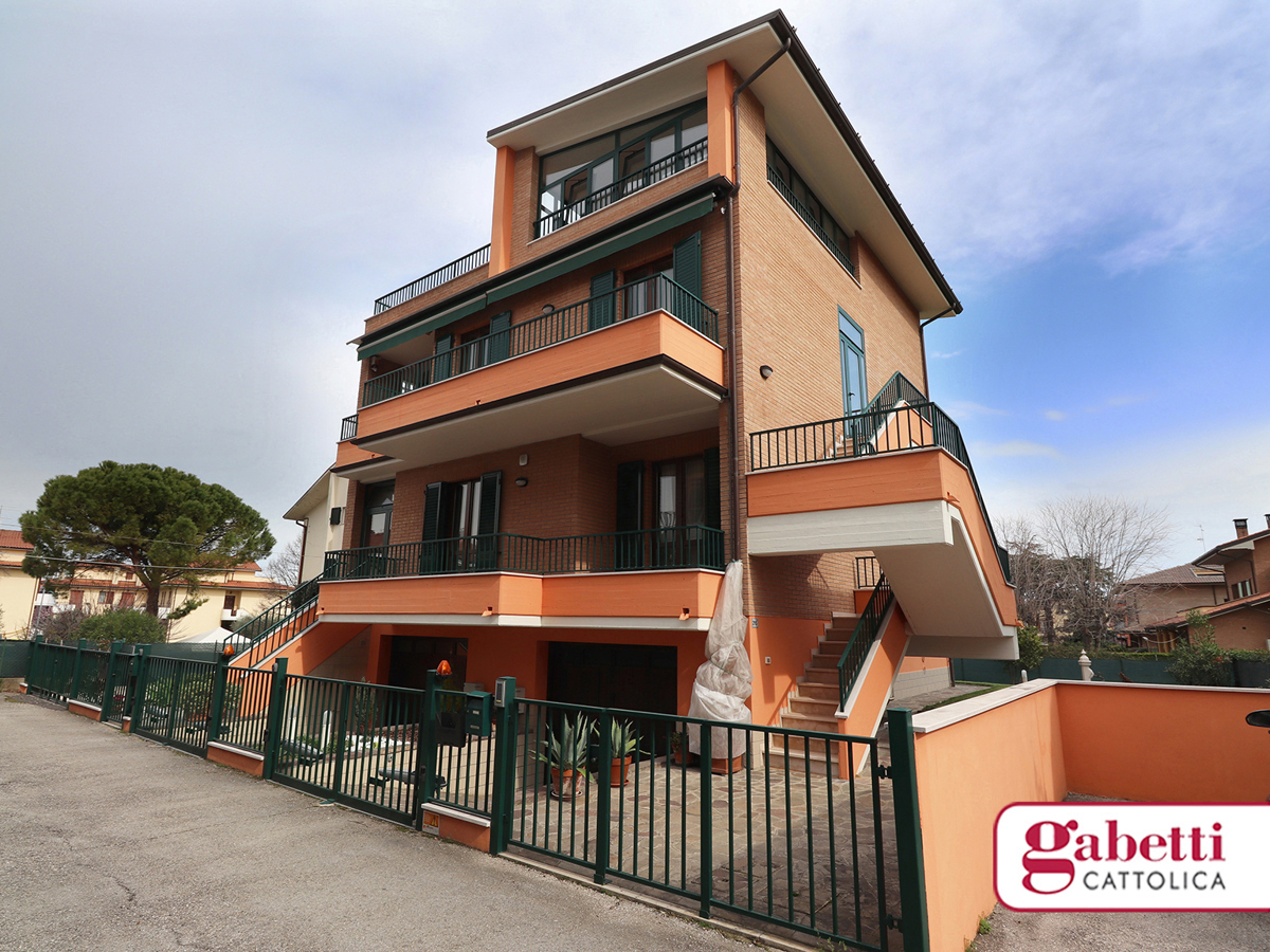 Foto 1 di 42 - Villa in vendita a Pesaro