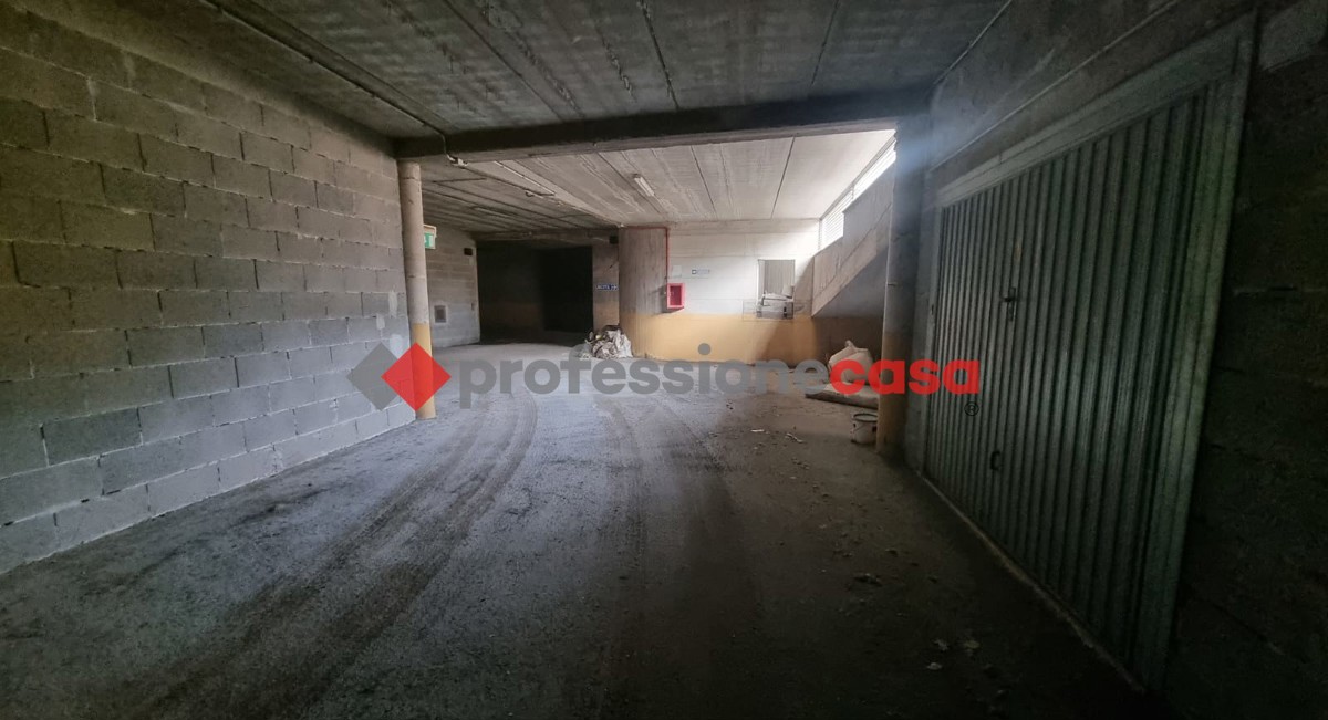 Foto 2 di 6 - Garage in vendita a Pomezia