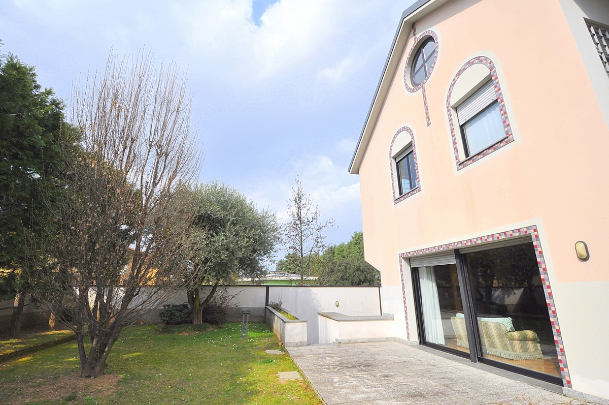 Foto 1 di 37 - Villa in vendita a Inveruno