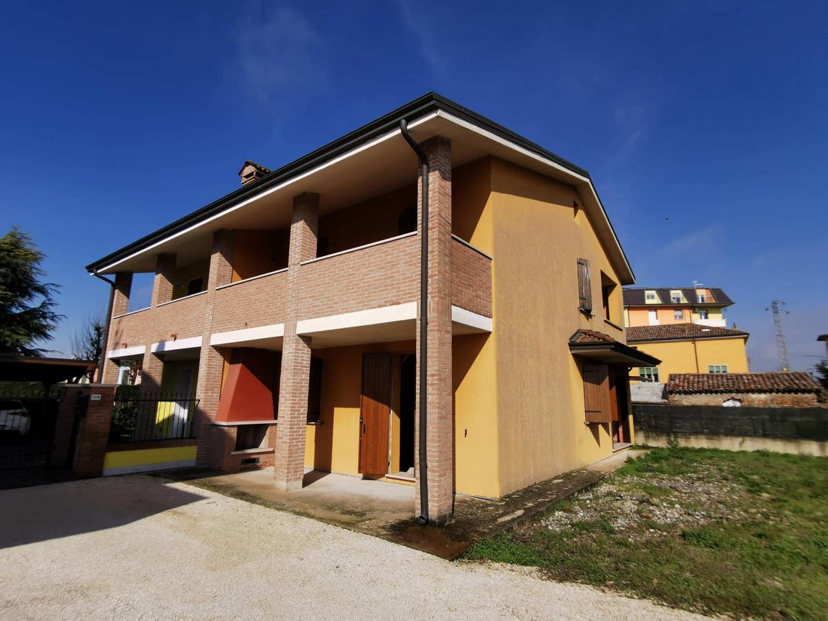 Foto 1 di 15 - Villa a schiera in vendita a Bergantino