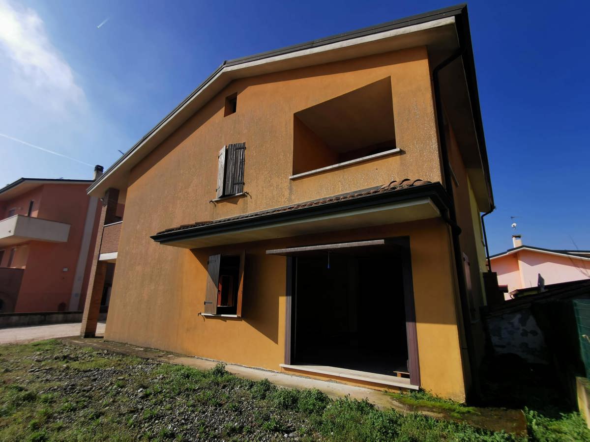 Foto 3 di 15 - Villa a schiera in vendita a Bergantino