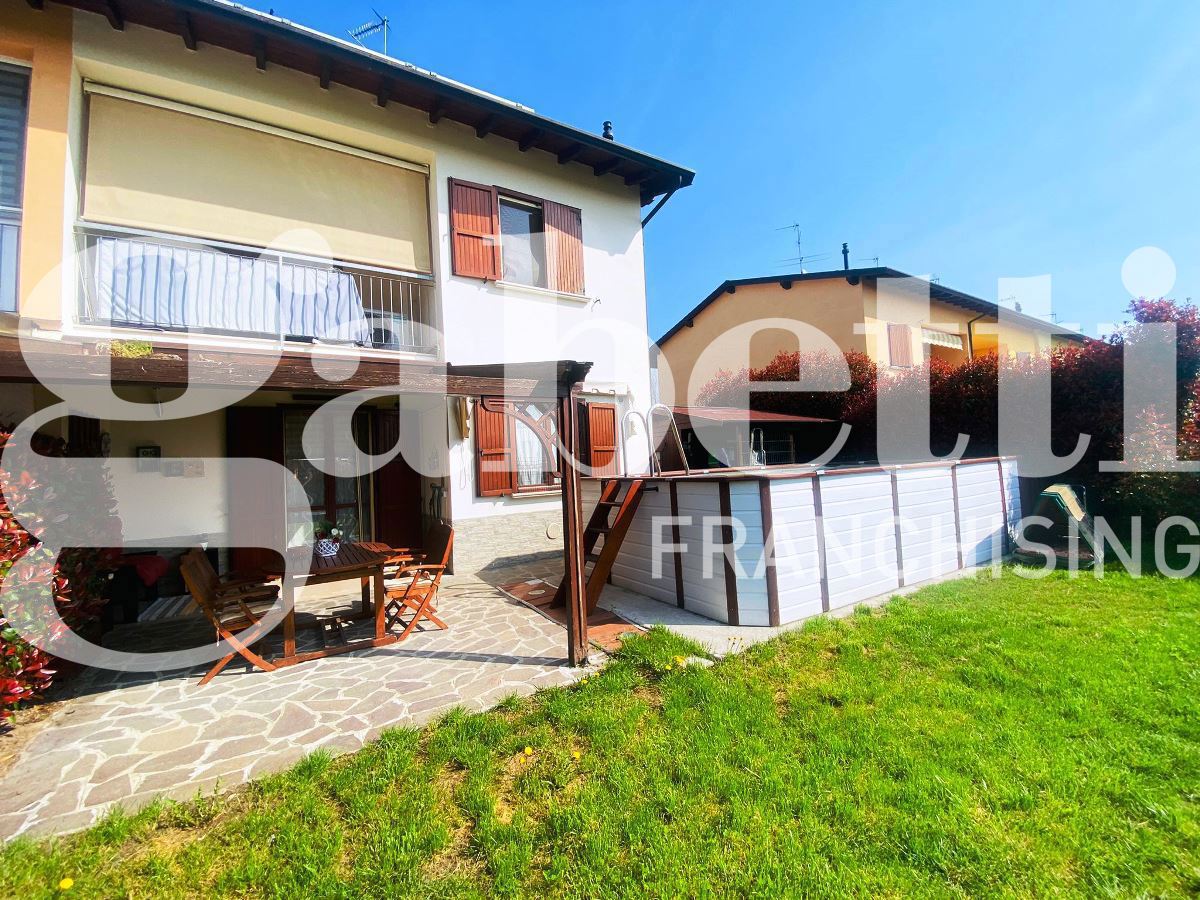 Foto 1 di 24 - Villa a schiera in vendita a Gadesco Pieve Delmon