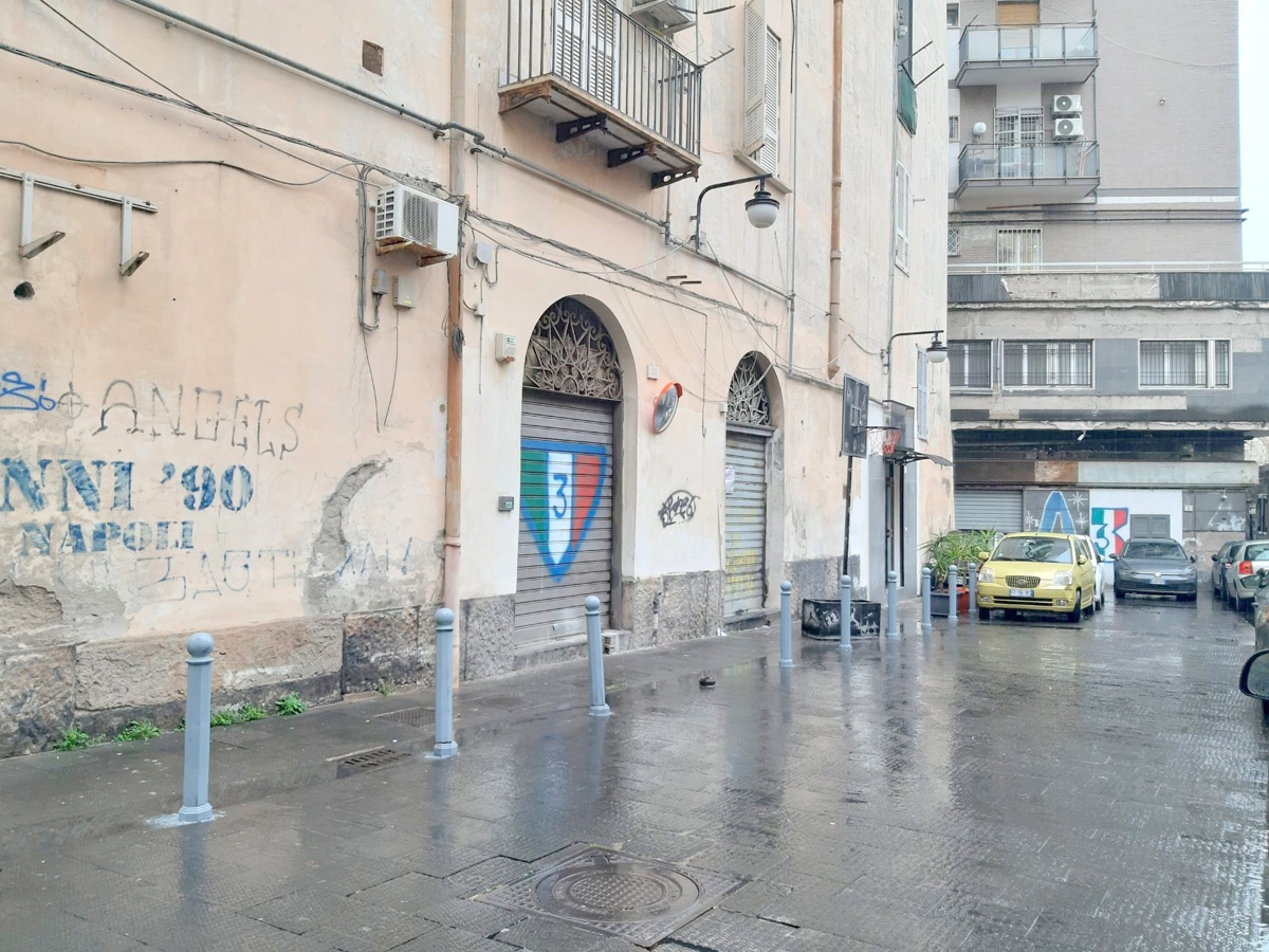 Foto 1 di 8 - Negozio in vendita a Napoli