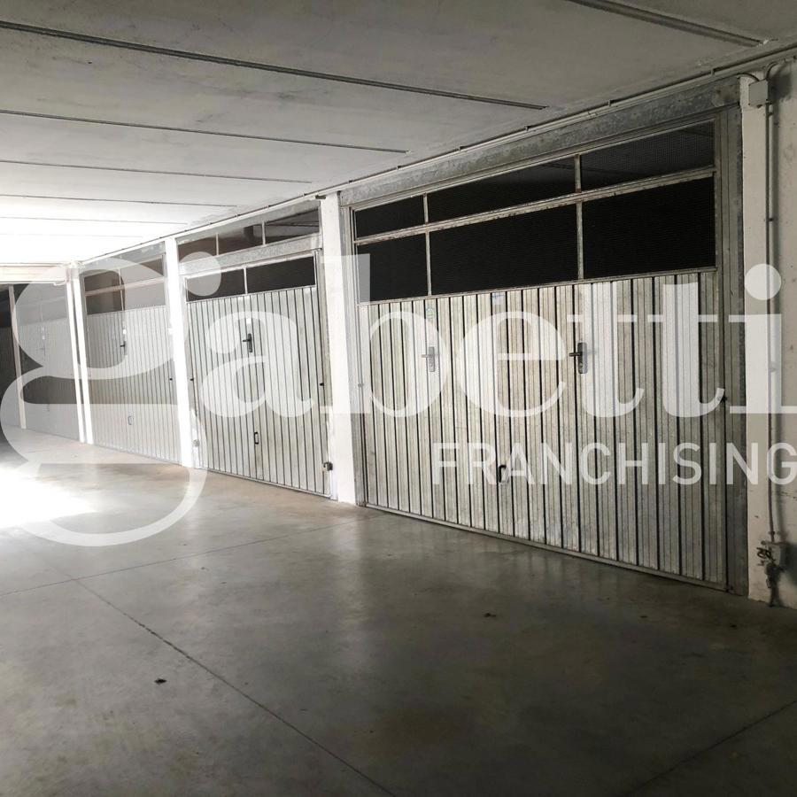 Foto 1 di 12 - Garage in vendita a Aprilia