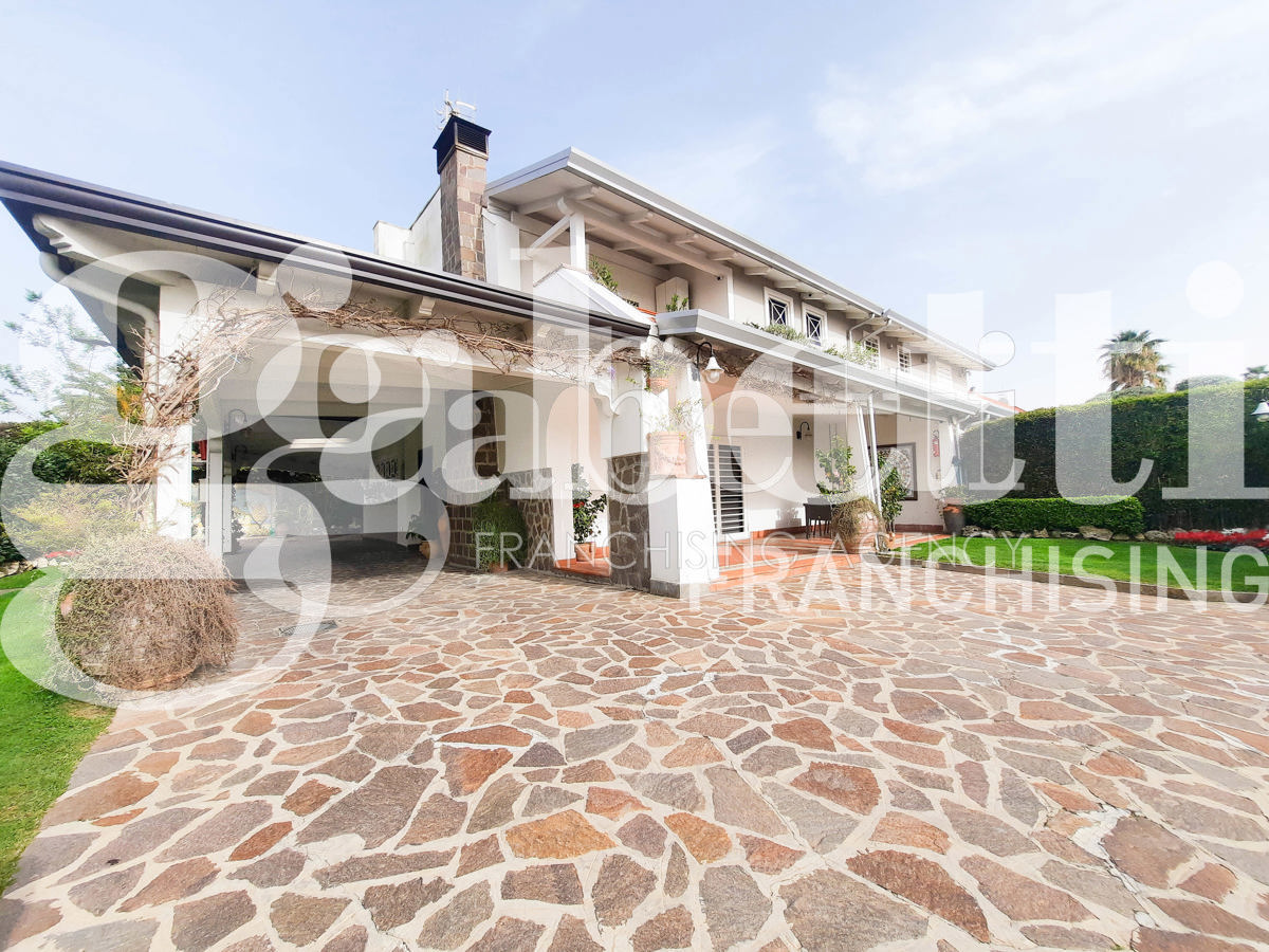 Foto 1 di 32 - Villa in vendita a Giugliano in Campania
