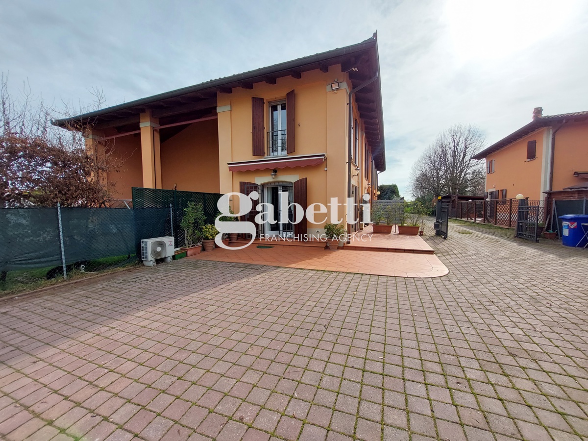 Foto 1 di 27 - Villa a schiera in vendita a Bologna