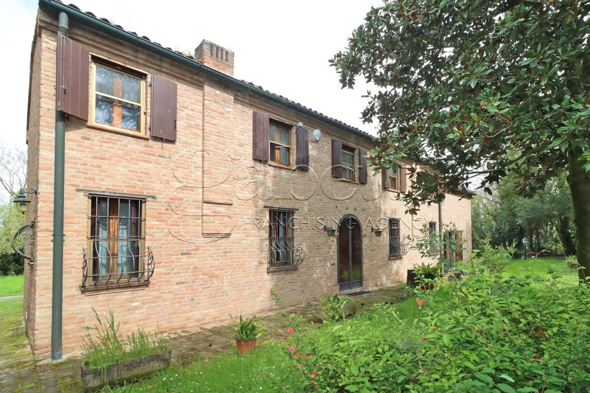 Foto 1 di 24 - Casa indipendente in vendita a Ferrara