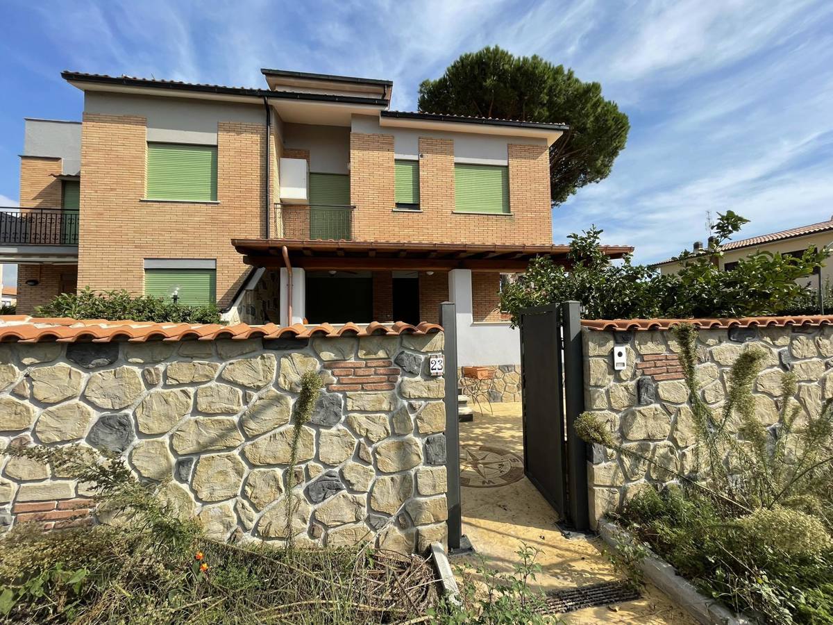 Foto 1 di 40 - Villa a schiera in vendita a Terracina