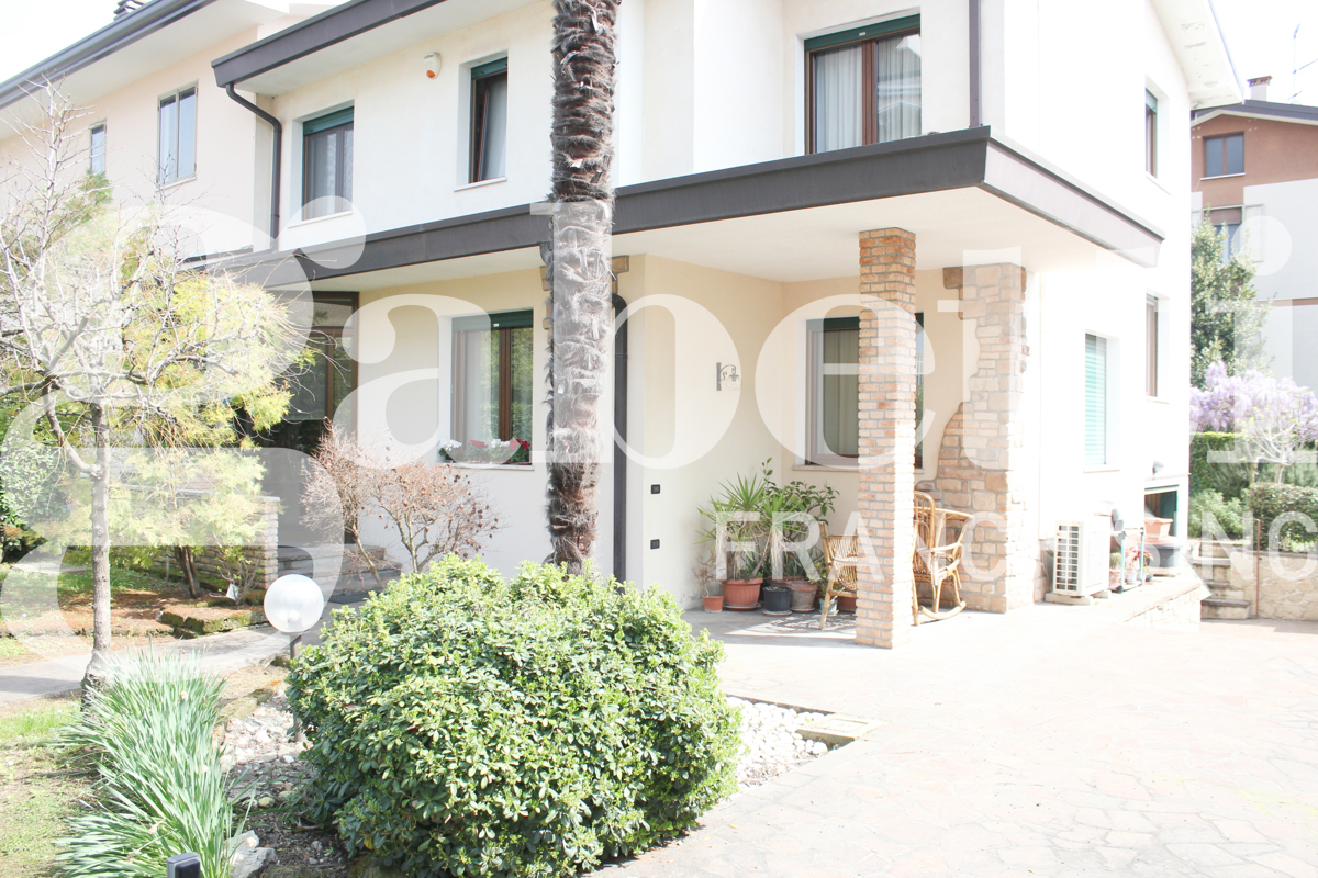 Foto 1 di 36 - Casa indipendente in vendita a Selvazzano Dentro