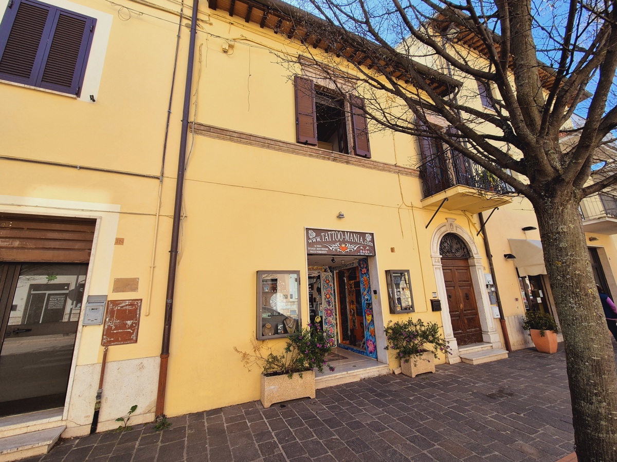 Foto 5 di 10 - Negozio in vendita a Assisi