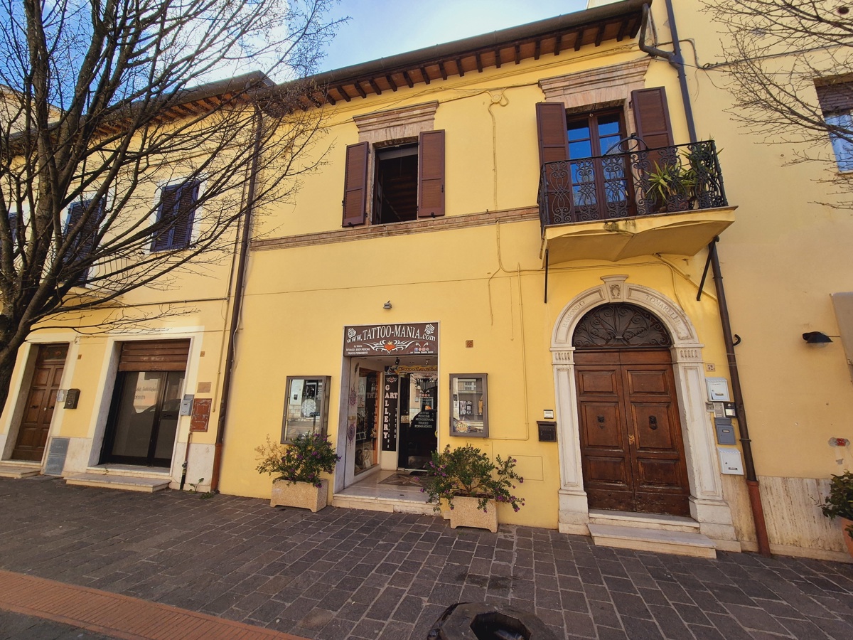 Foto 1 di 10 - Negozio in vendita a Assisi
