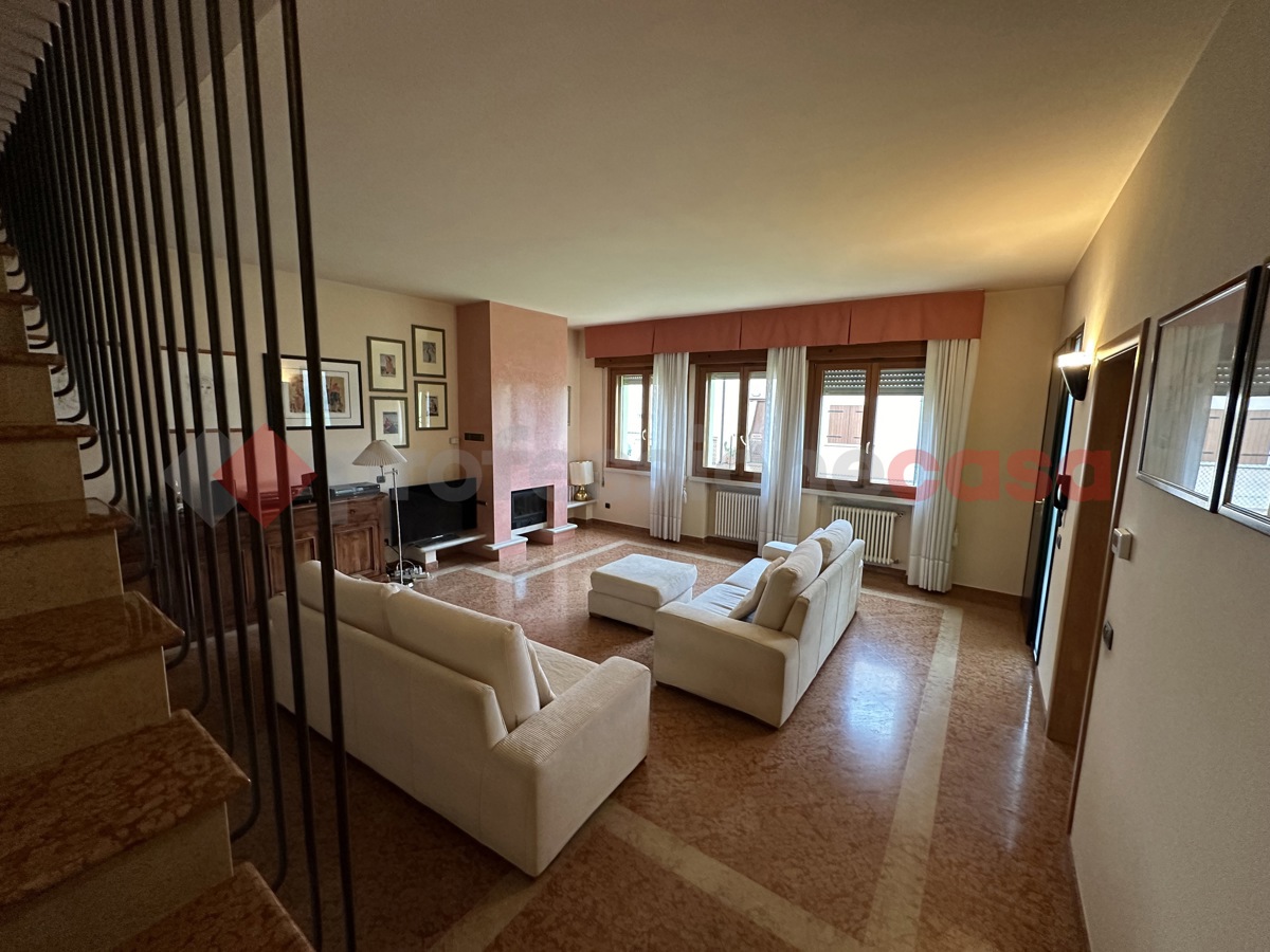 Foto 1 di 15 - Villa in vendita a Legnago