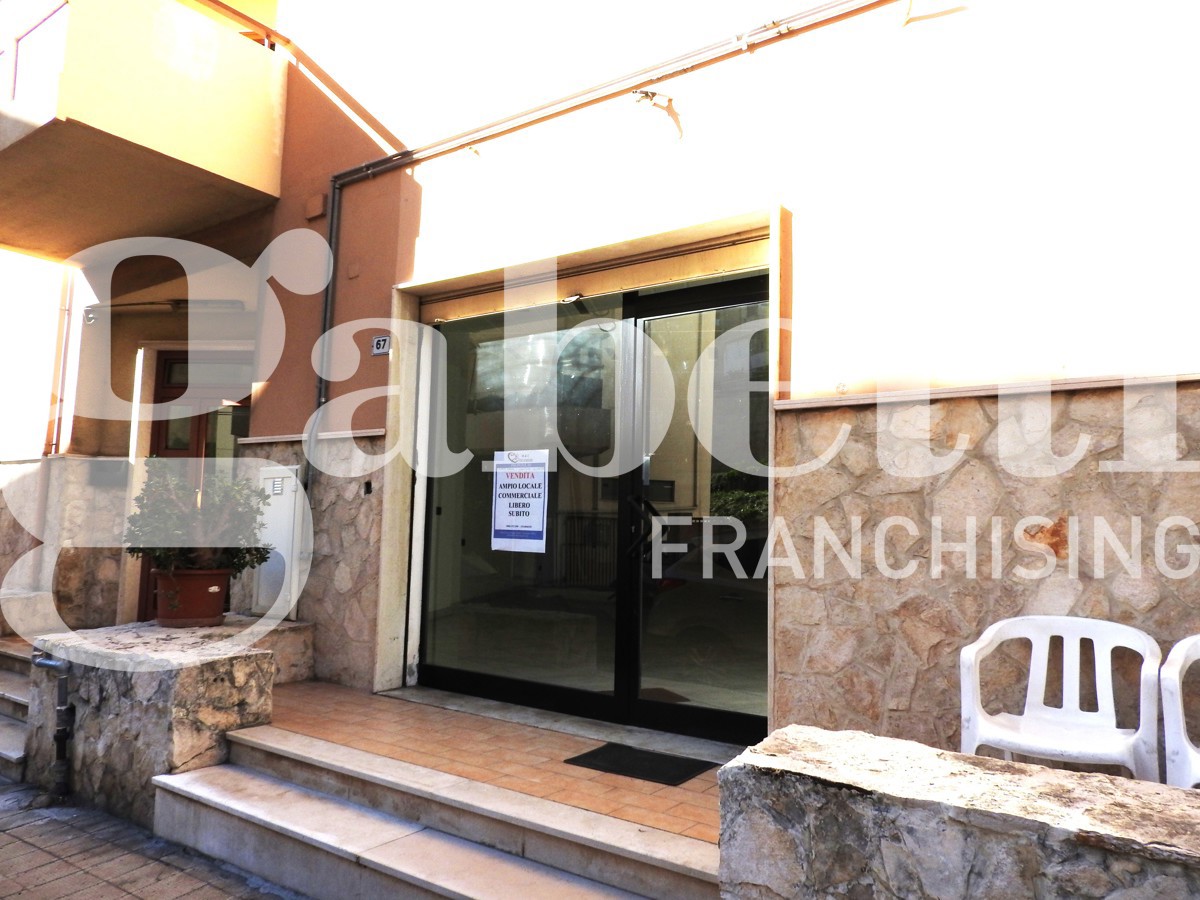 Foto 1 di 17 - Negozio in vendita a Villa San Giovanni