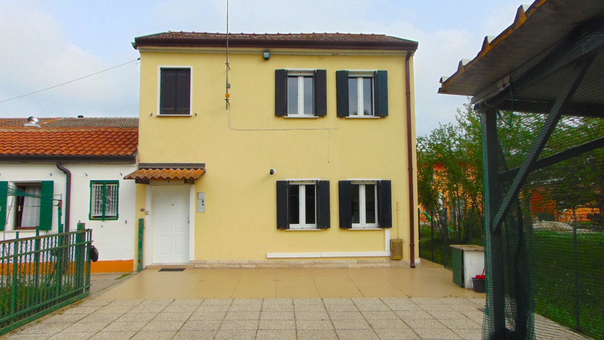 Foto 1 di 17 - Casa indipendente in vendita a Adria