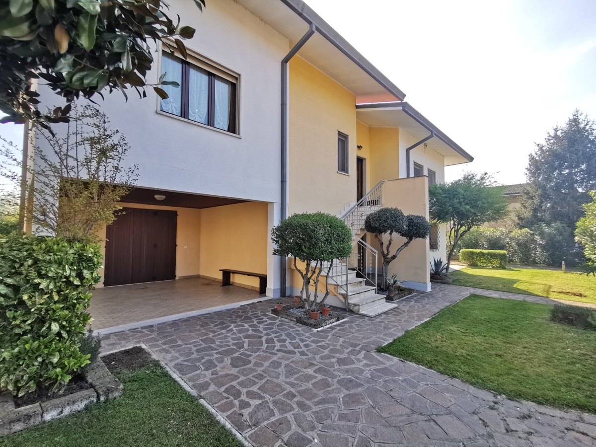 Foto 2 di 41 - Villa in vendita a Villimpenta