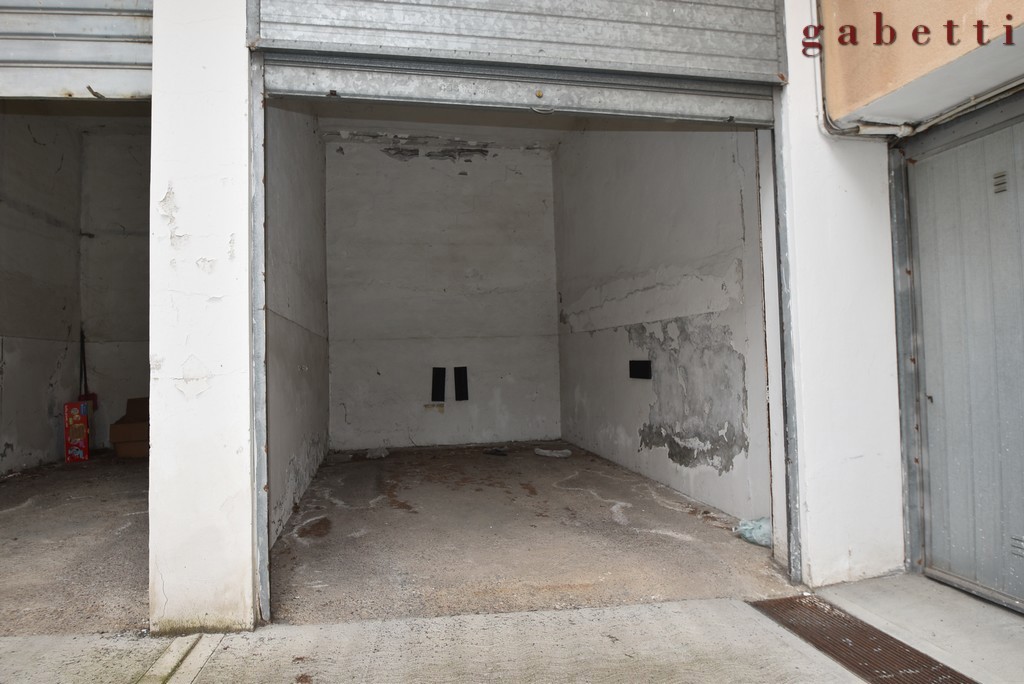 Foto 3 di 8 - Garage in vendita a Magenta