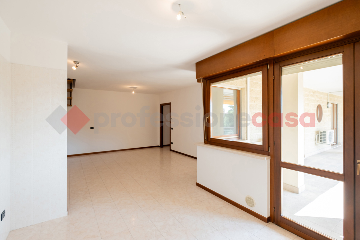 Foto 3 di 13 - Appartamento in vendita a Verona