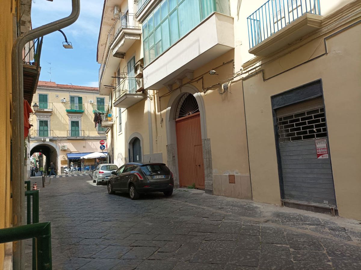 Foto 1 di 2 - Negozio in affitto a Aversa