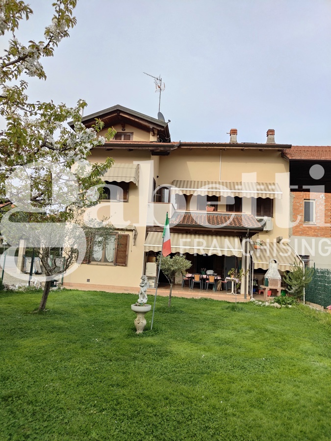 Foto 1 di 21 - Casa indipendente in vendita a Cossato