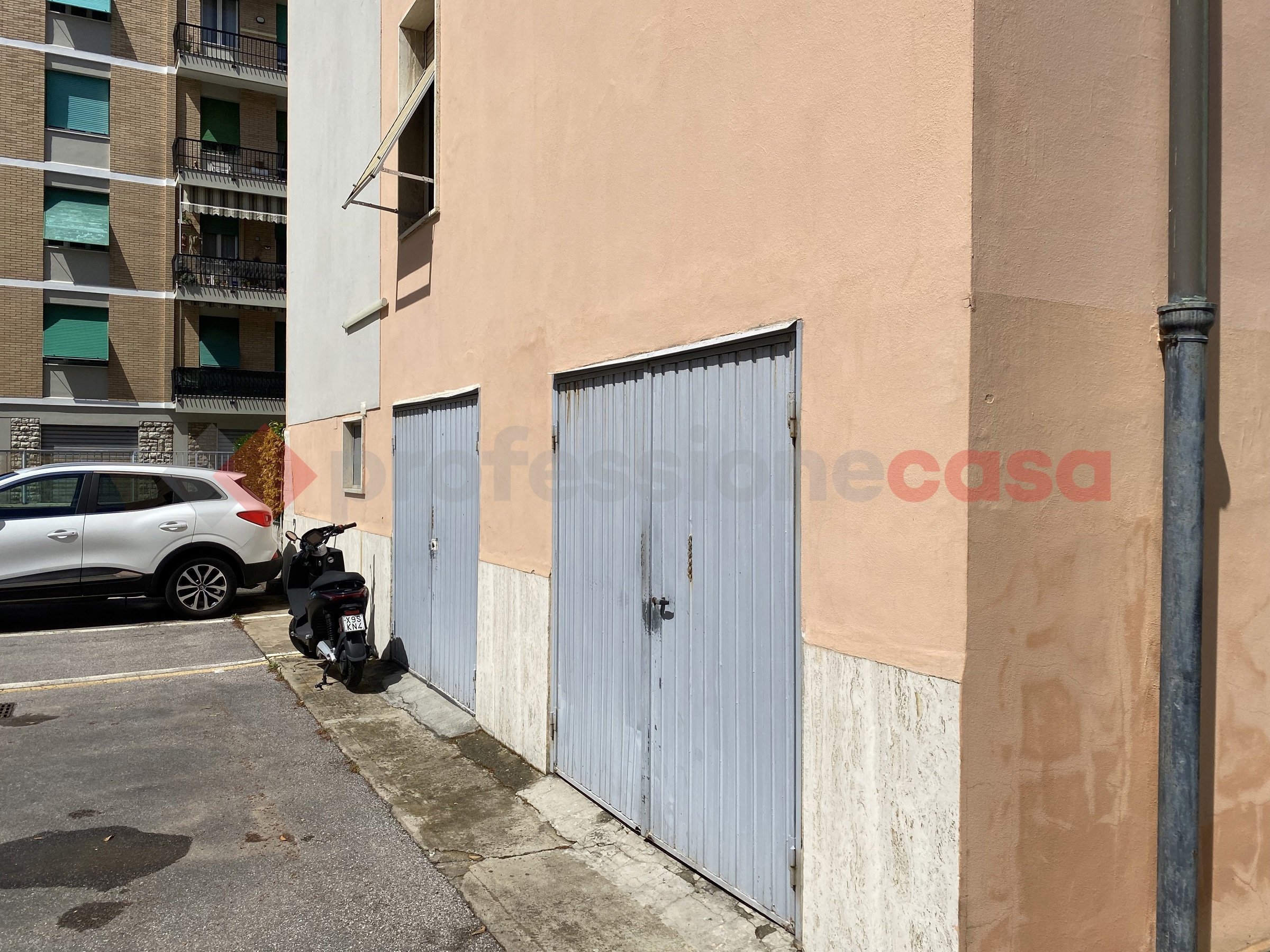 Foto 3 di 12 - Garage in vendita a Livorno