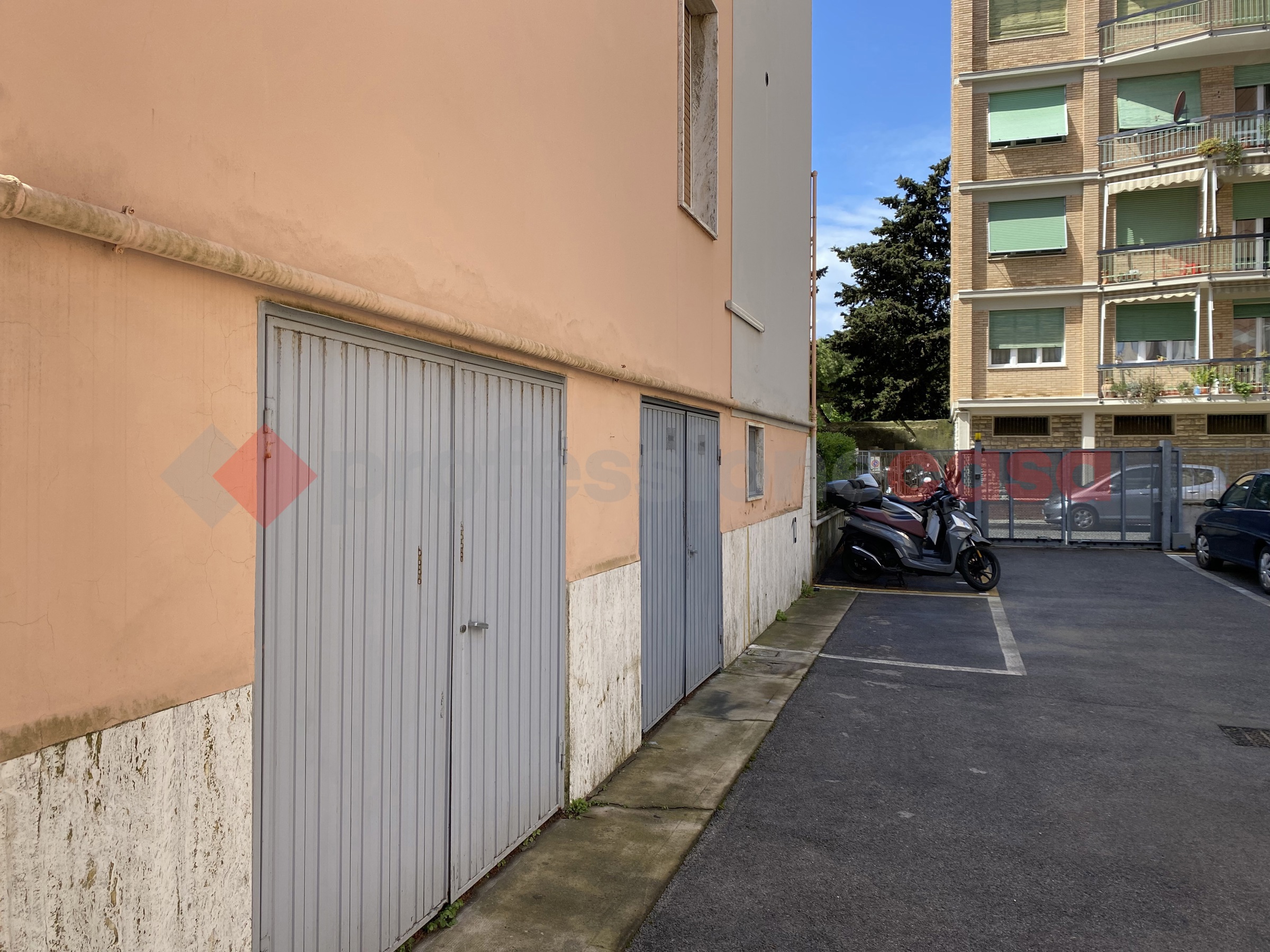 Foto 2 di 12 - Garage in vendita a Livorno