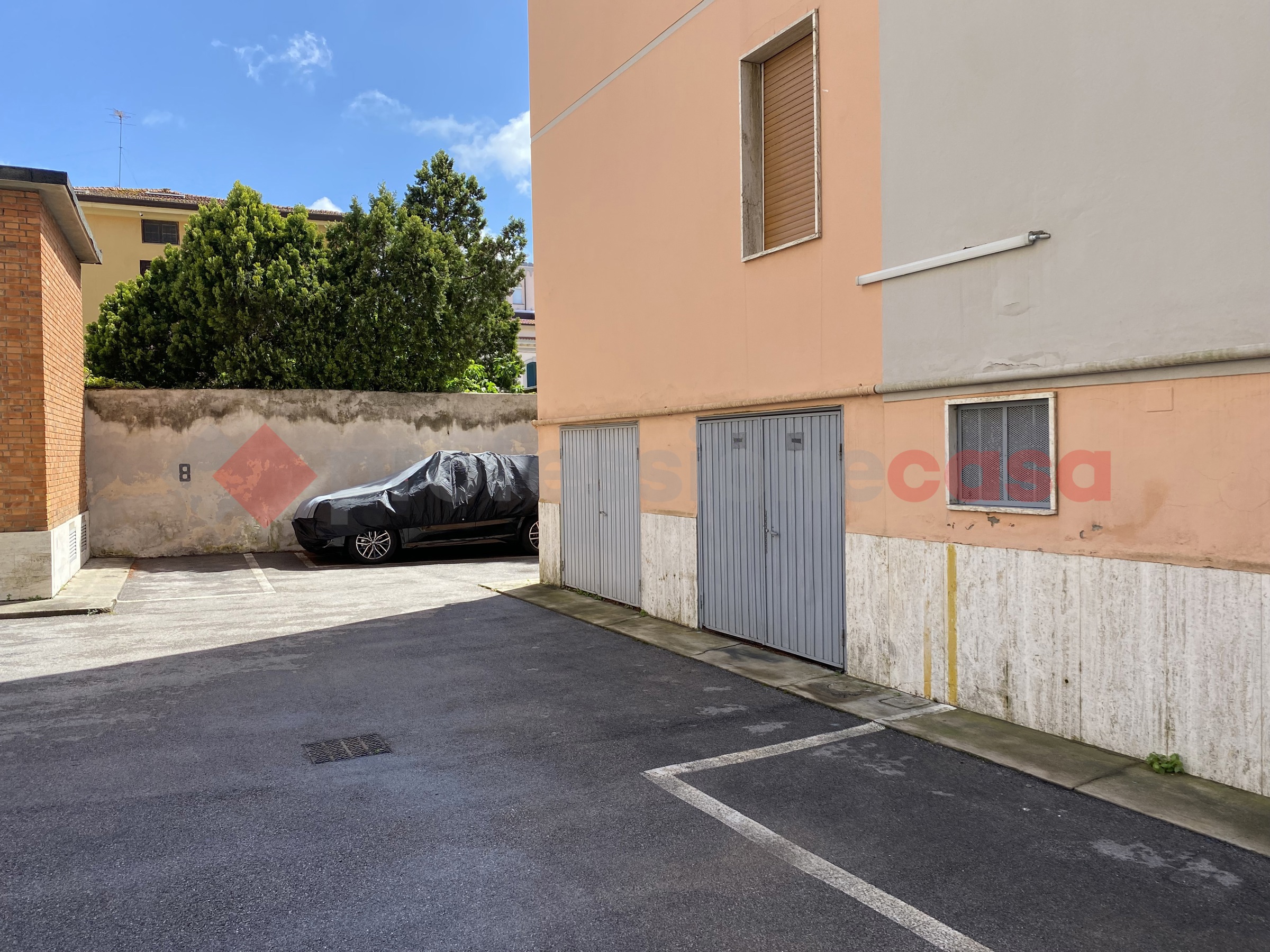 Foto 8 di 12 - Garage in vendita a Livorno