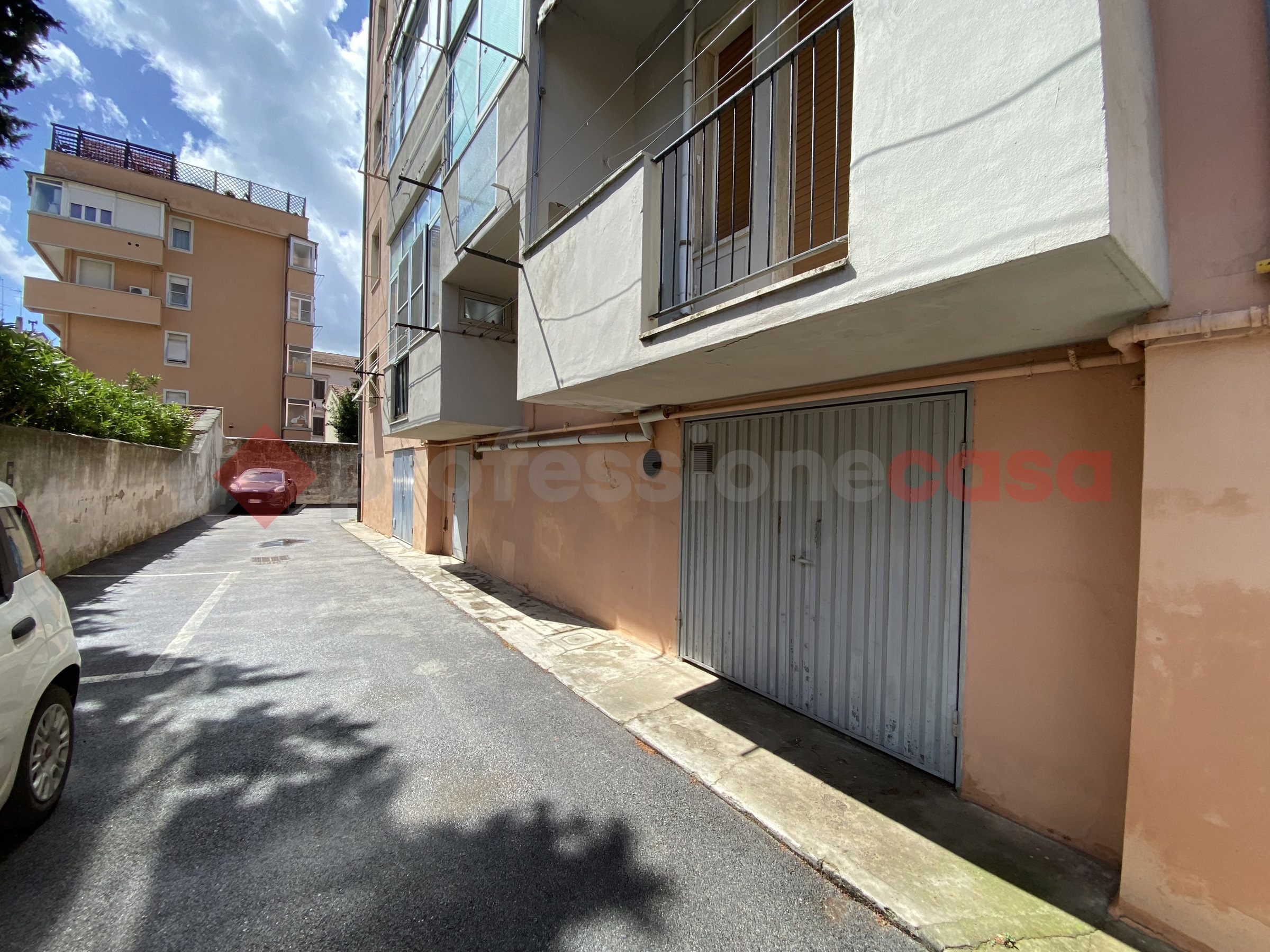 Foto 1 di 12 - Garage in vendita a Livorno