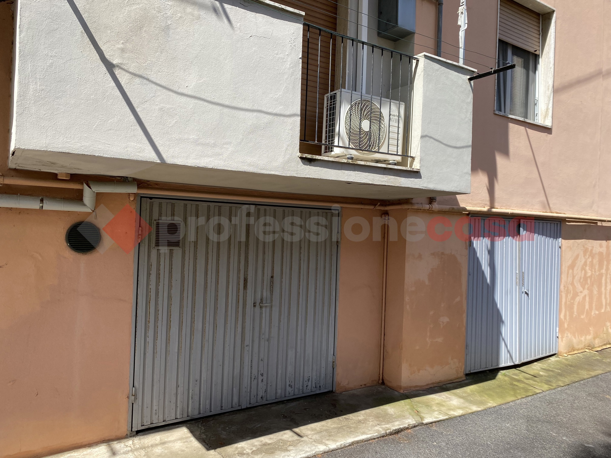 Foto 10 di 12 - Garage in vendita a Livorno